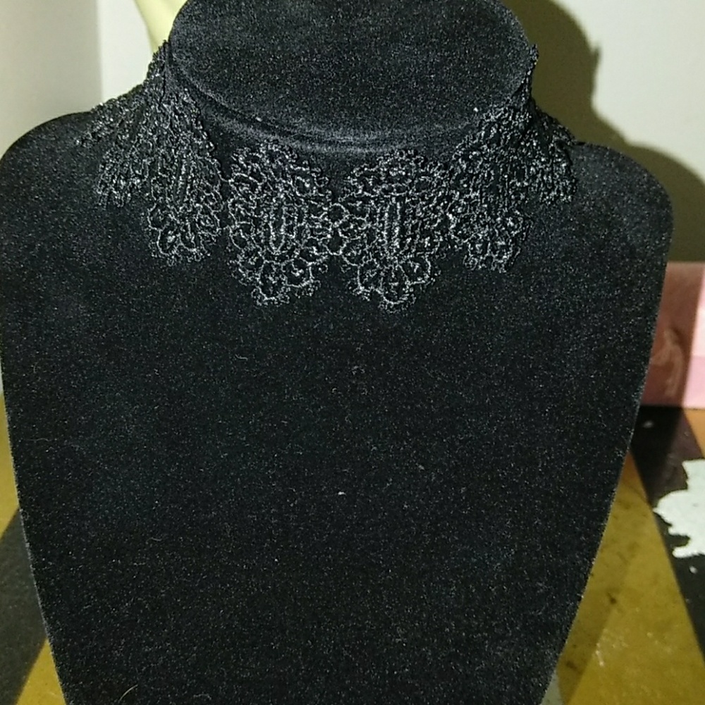 Lace choker